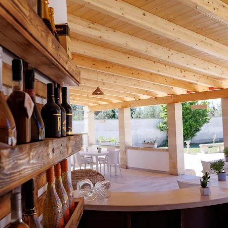 Petra Leccese - Art & Design With Pool جوردينيانو