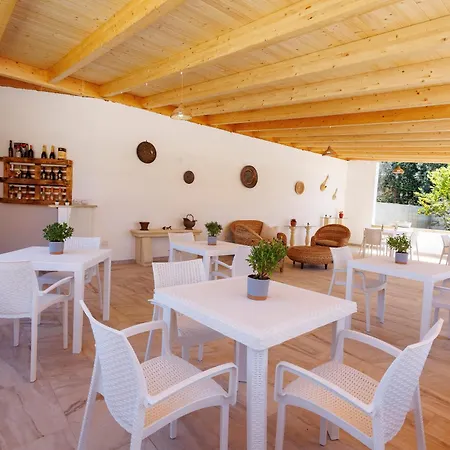 Petra Leccese - Art & Design With Pool 3*