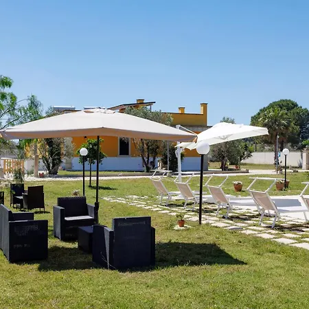 Petra Leccese - Art & Design With Pool بيت ضيافة جوردينيانو