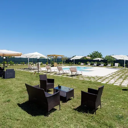 Petra Leccese - Art & Design With Pool جوردينيانو