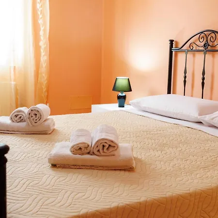 Petra Leccese - Art & Design With Pool 3*